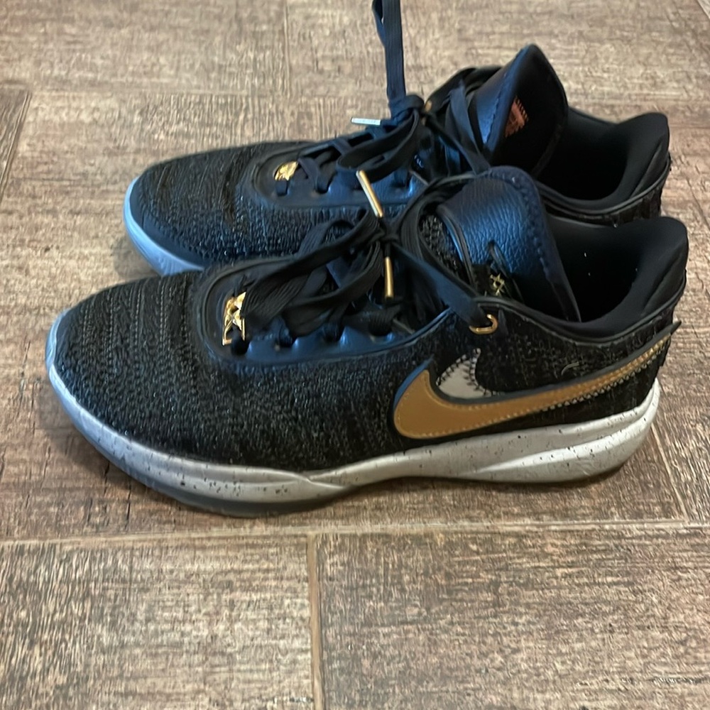LeBron 20 black kids sneaker size 7Y